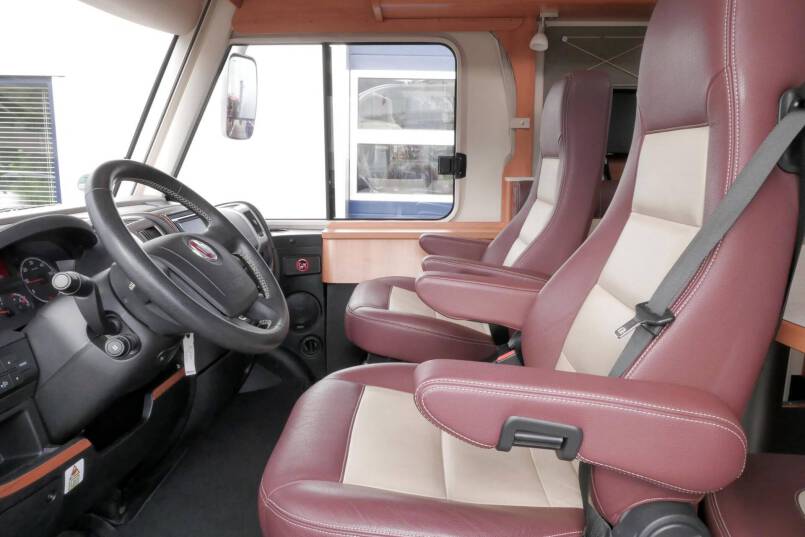 Hymer B 678 Hymer  B 678 3.0 AUTOMAAT 177 pk bovenkastjes 16