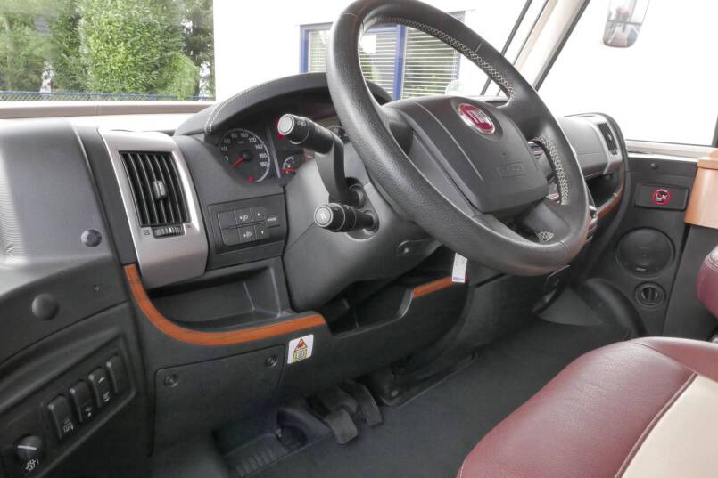 Hymer B 678 Hymer  B 678 3.0 AUTOMAAT 177 pk bovenkastjes 17