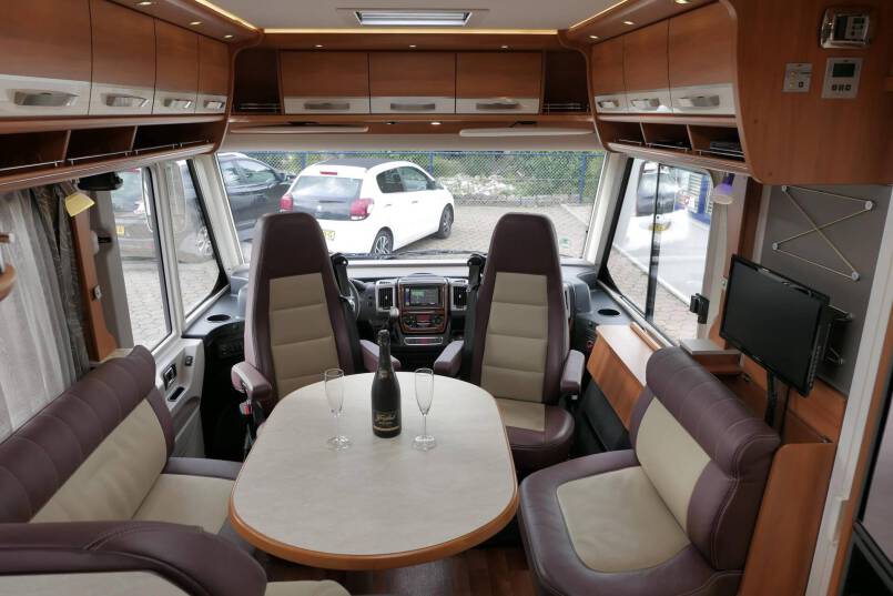 Hymer B 678 Hymer  B 678 3.0 AUTOMAAT 177 pk bovenkastjes 20