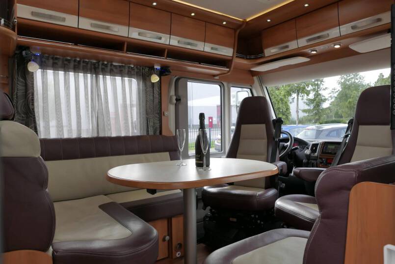 Hymer B 678 Hymer  B 678 3.0 AUTOMAAT 177 pk bovenkastjes 21