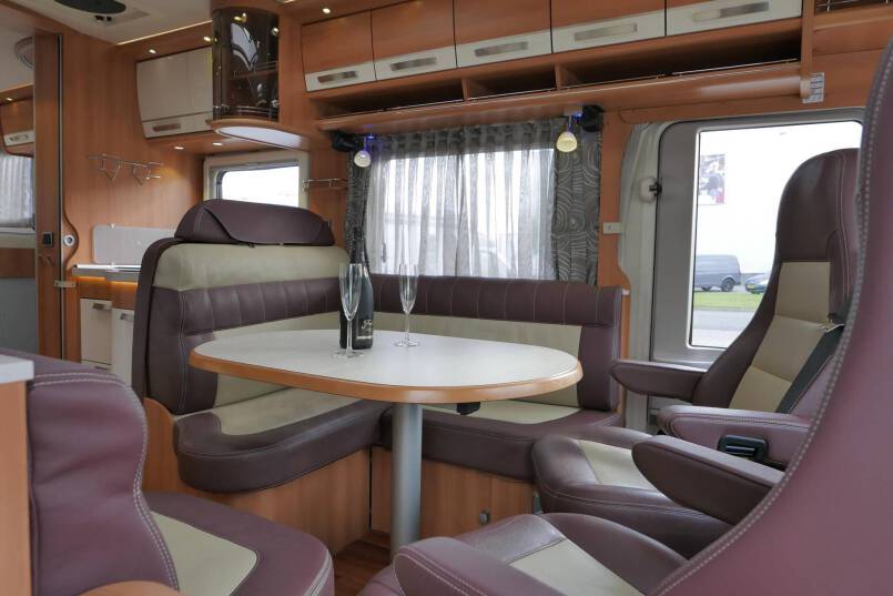 Hymer B 678 Hymer  B 678 3.0 AUTOMAAT 177 pk bovenkastjes 22