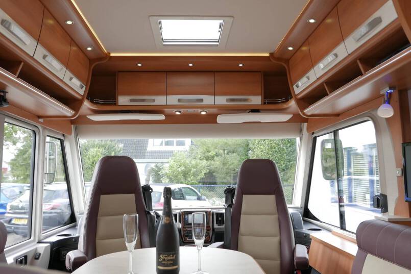 Hymer B 678 Hymer  B 678 3.0 AUTOMAAT 177 pk bovenkastjes 23