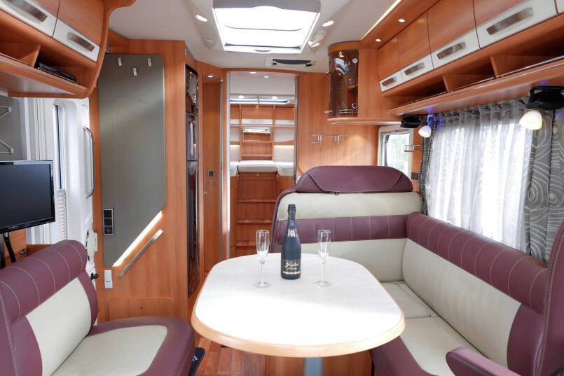 Hymer B 678 Hymer  B 678 3.0 AUTOMAAT 177 pk bovenkastjes 24