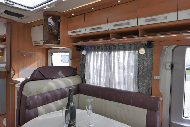 Hymer B 678 Hymer  B 678 3.0 AUTOMAAT 177 pk bovenkastjes 25