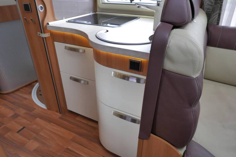 Hymer B 678 Hymer  B 678 3.0 AUTOMAAT 177 pk bovenkastjes 27