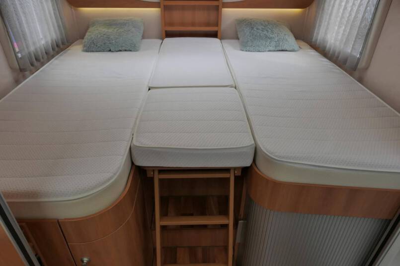 Hymer B 678 Hymer  B 678 3.0 AUTOMAAT 177 pk bovenkastjes 31