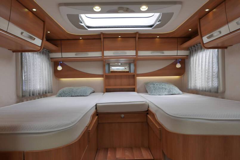 Hymer B 678 Hymer  B 678 3.0 AUTOMAAT 177 pk bovenkastjes 33