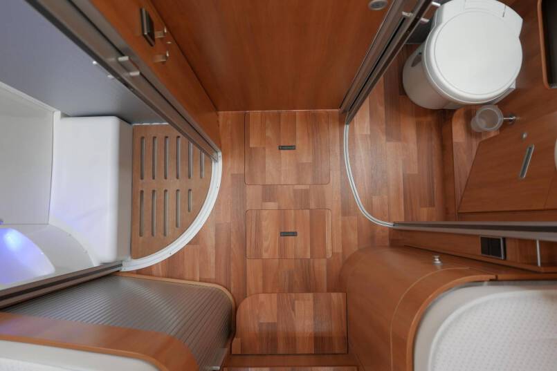 Hymer B 678 Hymer  B 678 3.0 AUTOMAAT 177 pk bovenkastjes 35