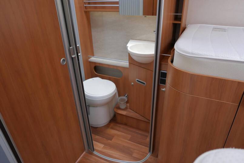 Hymer B 678 Hymer  B 678 3.0 AUTOMAAT 177 pk bovenkastjes 37