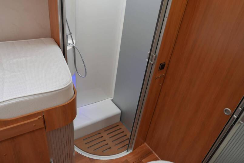 Hymer B 678 Hymer  B 678 3.0 AUTOMAAT 177 pk bovenkastjes 38