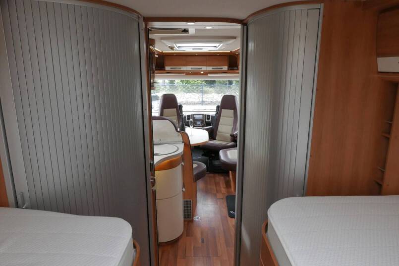 Hymer B 678 Hymer  B 678 3.0 AUTOMAAT 177 pk bovenkastjes 39