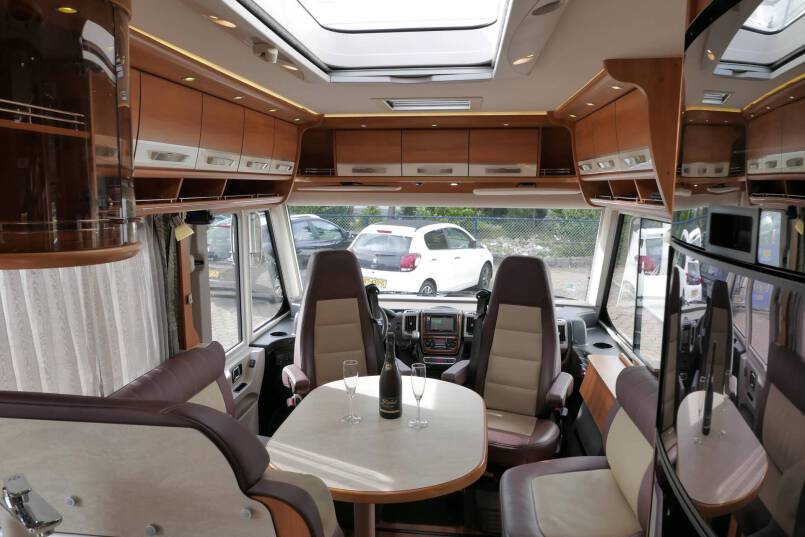 Hymer B 678 Hymer  B 678 3.0 AUTOMAAT 177 pk bovenkastjes 41