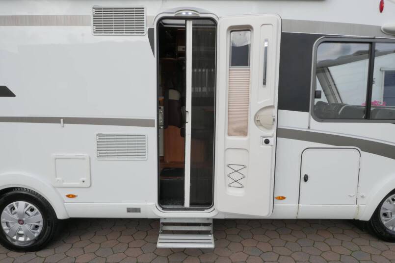 Hymer B 678 Hymer  B 678 3.0 AUTOMAAT 177 pk bovenkastjes 8