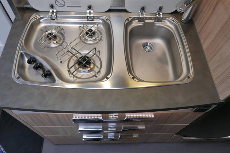Hymer Exsis I 588 Crystal Zilver Hymer  Exsis I 588 Crystal Zilver AUTOMAAT, bovenkastjes, vol optie 27