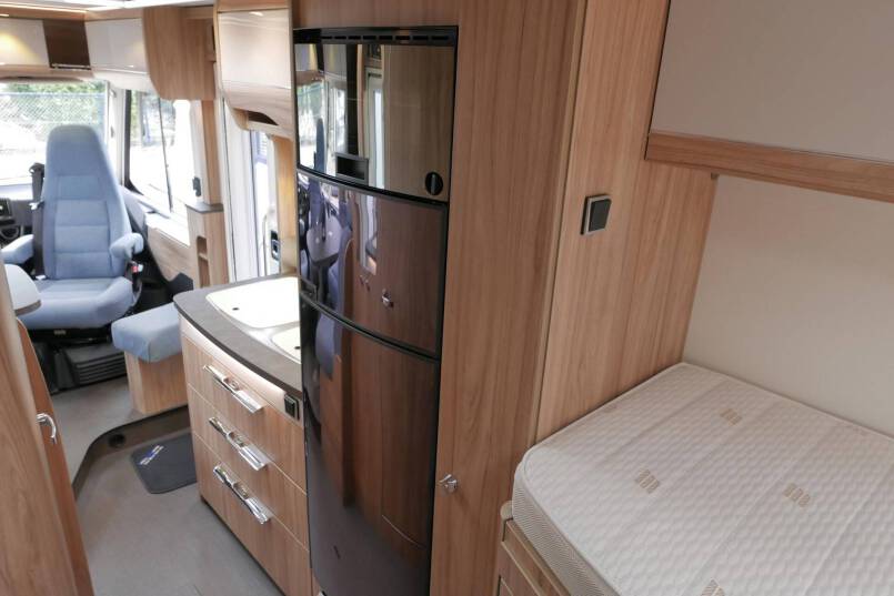 Hymer Exsis I 588 Crystal Zilver Hymer  Exsis I 588 Crystal Zilver AUTOMAAT, bovenkastjes, vol optie 35