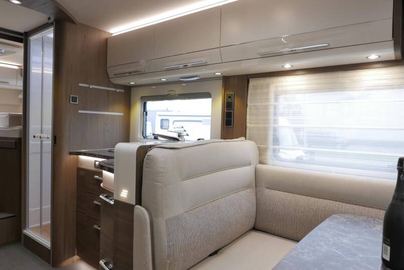 Hymer B-SL 704 SupremeLine 180 PK AUTOMAAT, LEVELSYSTEEM, enkele bedden 34