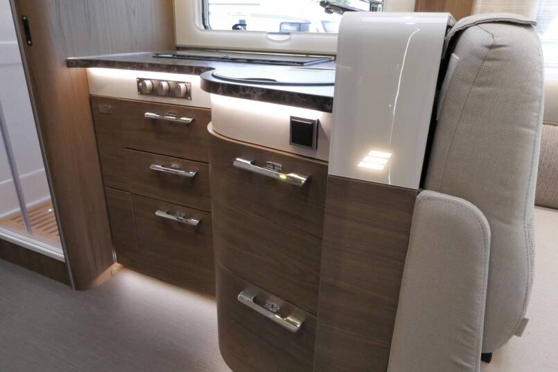 Hymer B-SL 704 SupremeLine 180 PK AUTOMAAT, LEVELSYSTEEM, enkele bedden 35