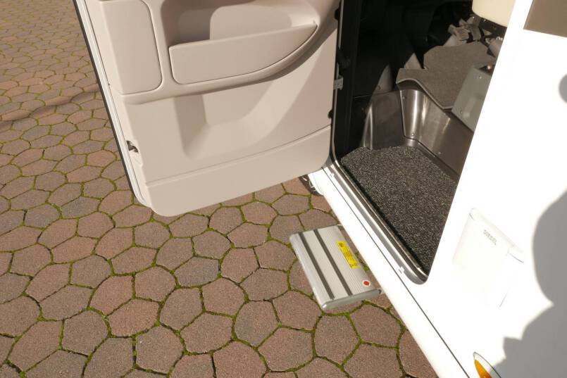Hymer B 588 PremiumLine UNIEK bovenkastjes en lage bedden 17