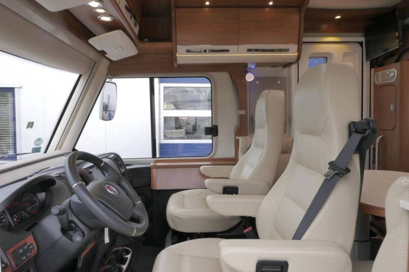 Hymer B 588 PremiumLine UNIEK bovenkastjes en lage bedden 18