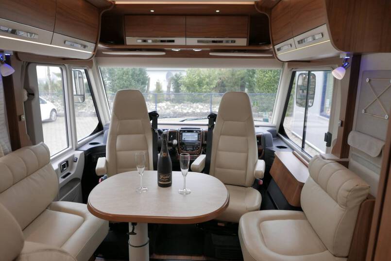Hymer B 588 PremiumLine UNIEK bovenkastjes en lage bedden 22