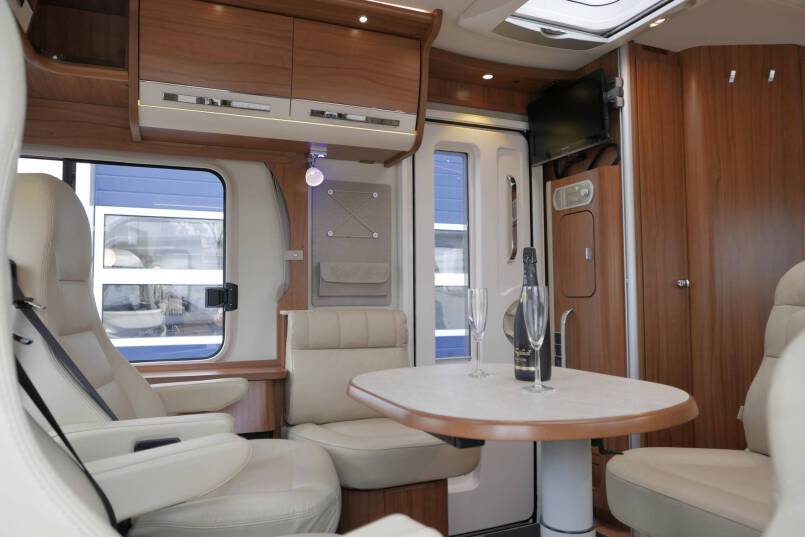 Hymer B 588 PremiumLine UNIEK bovenkastjes en lage bedden 24
