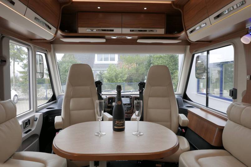 Hymer B 588 PremiumLine UNIEK bovenkastjes en lage bedden 25