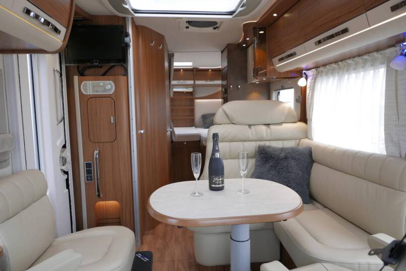 Hymer B 588 PremiumLine UNIEK bovenkastjes en lage bedden 26