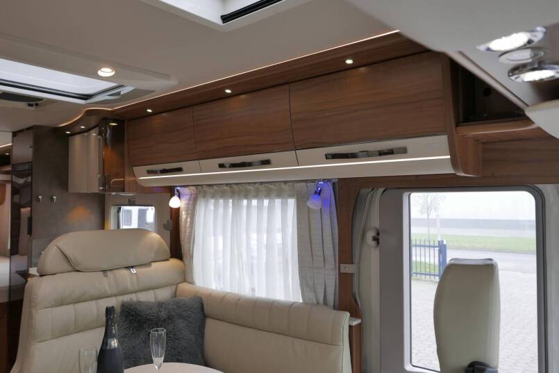 Hymer B 588 PremiumLine UNIEK bovenkastjes en lage bedden 27