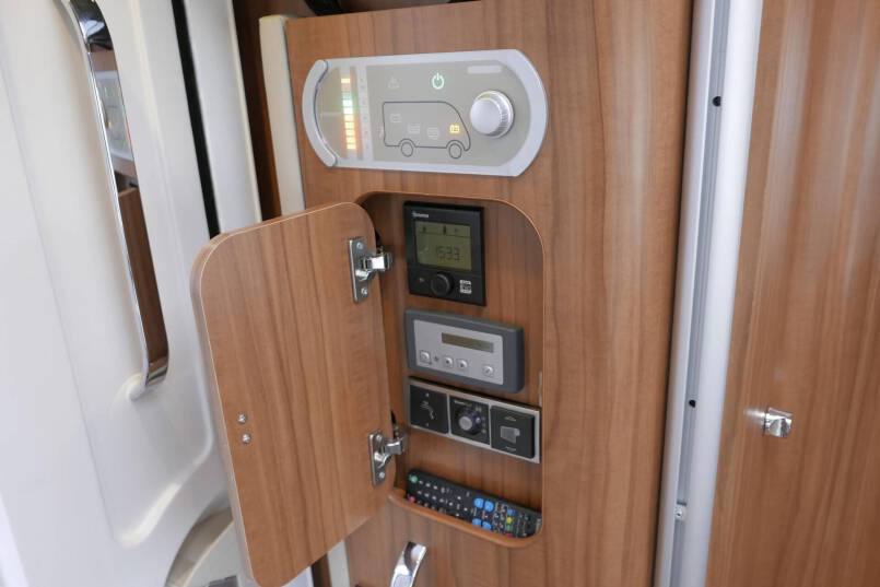 Hymer B 588 PremiumLine UNIEK bovenkastjes en lage bedden 28