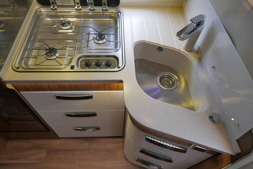 Hymer B 588 PremiumLine UNIEK bovenkastjes en lage bedden 31