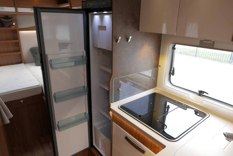 Hymer B 588 PremiumLine UNIEK bovenkastjes en lage bedden 33