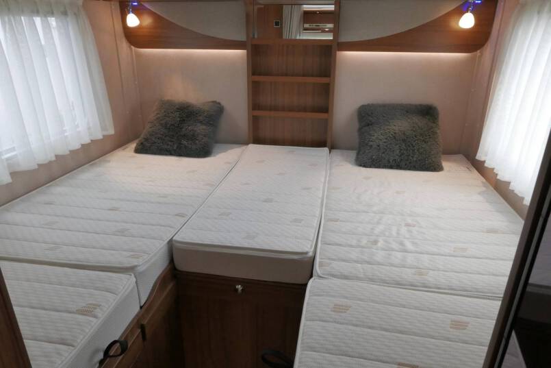 Hymer B 588 PremiumLine UNIEK bovenkastjes en lage bedden 35