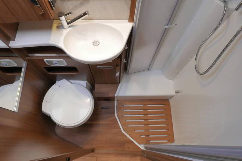 Hymer B 588 PremiumLine UNIEK bovenkastjes en lage bedden 38