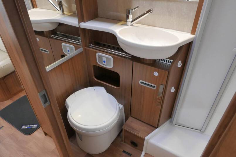 Hymer B 588 PremiumLine UNIEK bovenkastjes en lage bedden 39