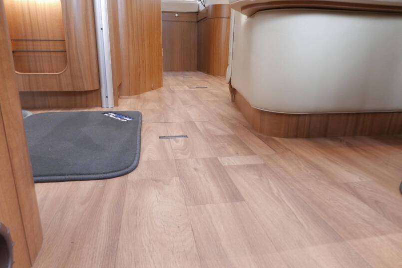 Hymer B 588 PremiumLine UNIEK bovenkastjes en lage bedden 40