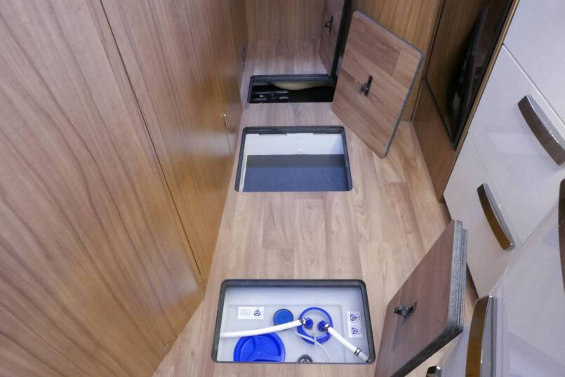 Hymer B 588 PremiumLine UNIEK bovenkastjes en lage bedden 41
