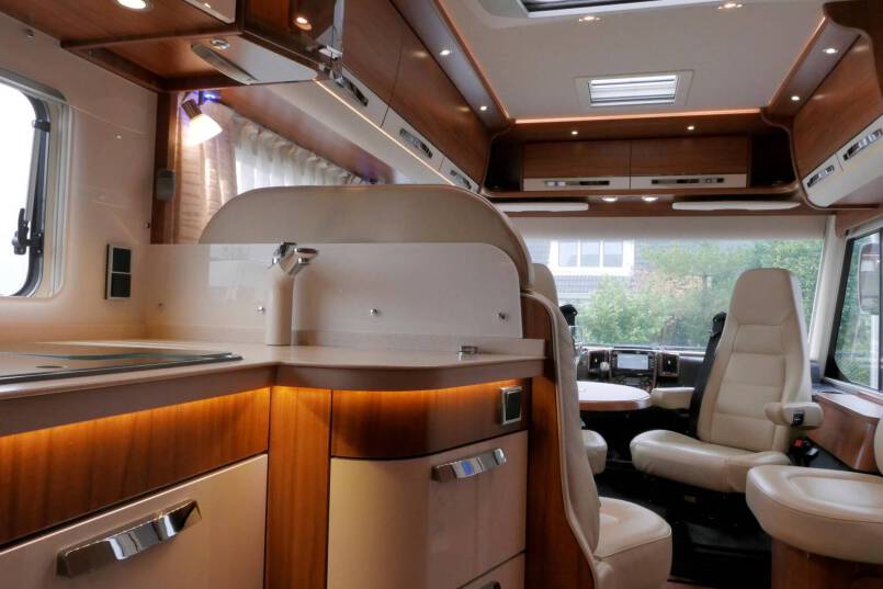 Hymer B 588 PremiumLine UNIEK bovenkastjes en lage bedden 43