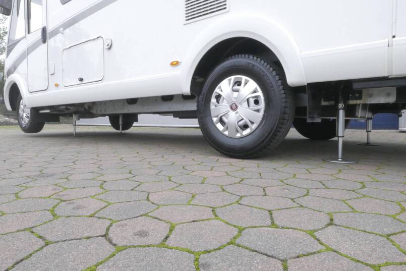 Hymer B 588 PremiumLine UNIEK bovenkastjes en lage bedden 5