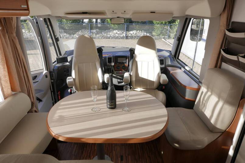 Hymer B 674 SL Élégance Zilver Hymer  B 674 SL Élégance Zilver  3.0 AUTOMAAT, enkele bedden 15