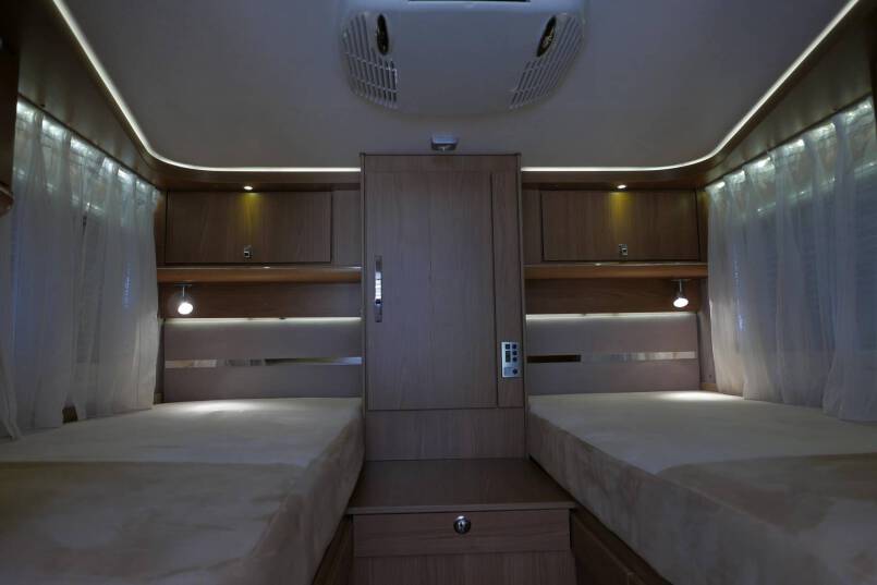 Hymer B 674 SL Élégance Zilver Hymer  B 674 SL Élégance Zilver  3.0 AUTOMAAT, enkele bedden 25