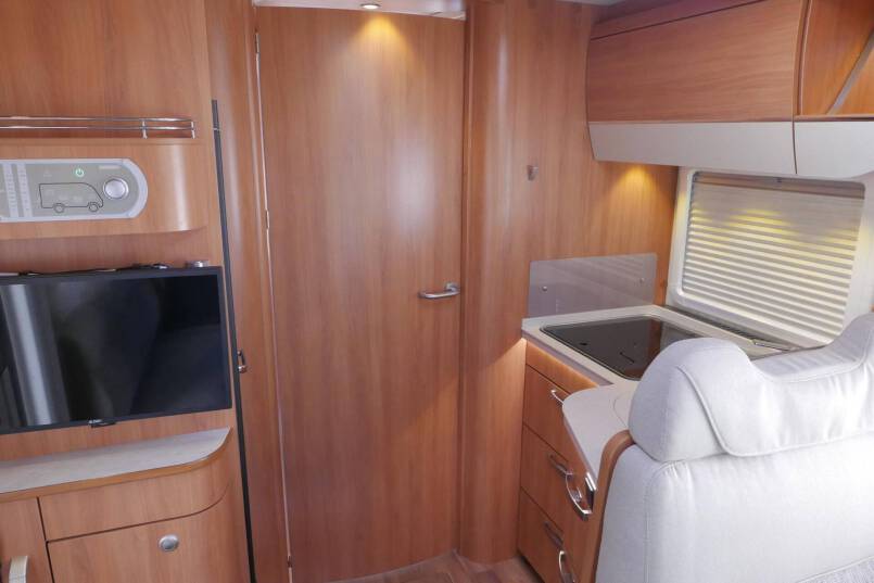 Hymer T 708 SL Queensbed, 180 PK AUTOMAAT, levelsysteem 36