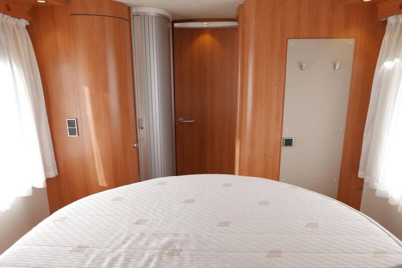 Hymer T 708 SL Queensbed, 180 PK AUTOMAAT, levelsysteem 44