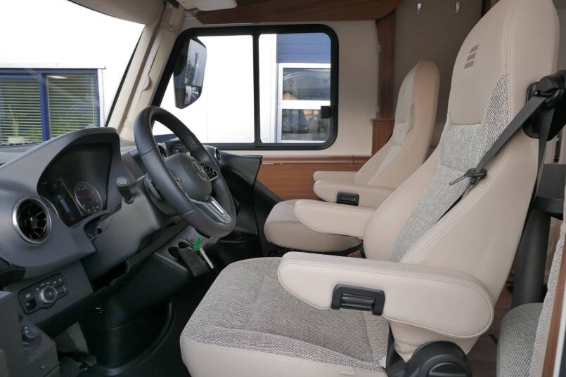 Hymer BMC-I 680 Crystal Zilver Hymer  BMC-I 680 Crystal Zilver 9G AUTOMAAT 177 pk, Mercedes AL-KO, 2020 20