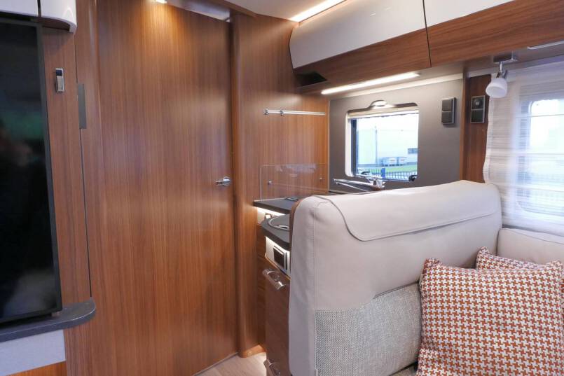 Hymer BMC-I 680 Crystal Zilver Hymer  BMC-I 680 Crystal Zilver 9G AUTOMAAT 177 pk, Mercedes AL-KO, 2020 35