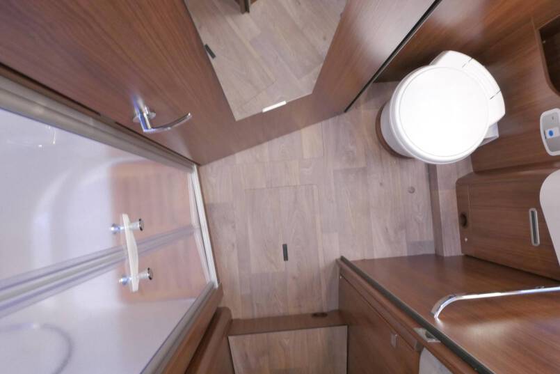 Hymer BMC-I 680 Crystal Zilver Hymer  BMC-I 680 Crystal Zilver 9G AUTOMAAT 177 pk, Mercedes AL-KO, 2020 40