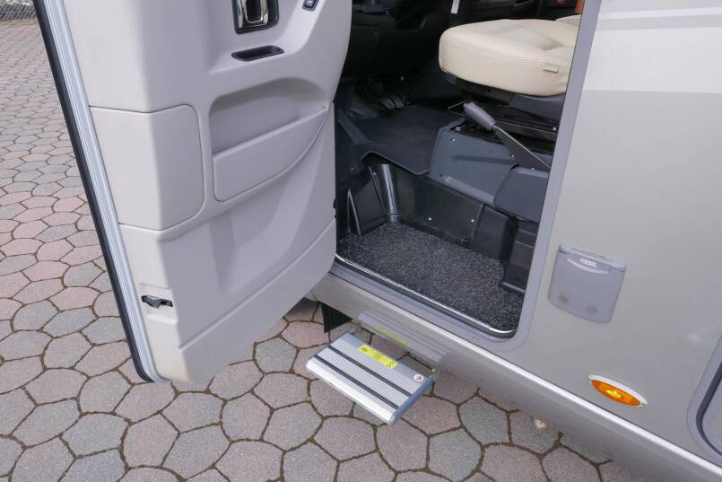 Hymer B 678 bovenkastjes Hymer  B 678 bovenkastjes 3.0 AUTOMAAT, Serra Grijs 17