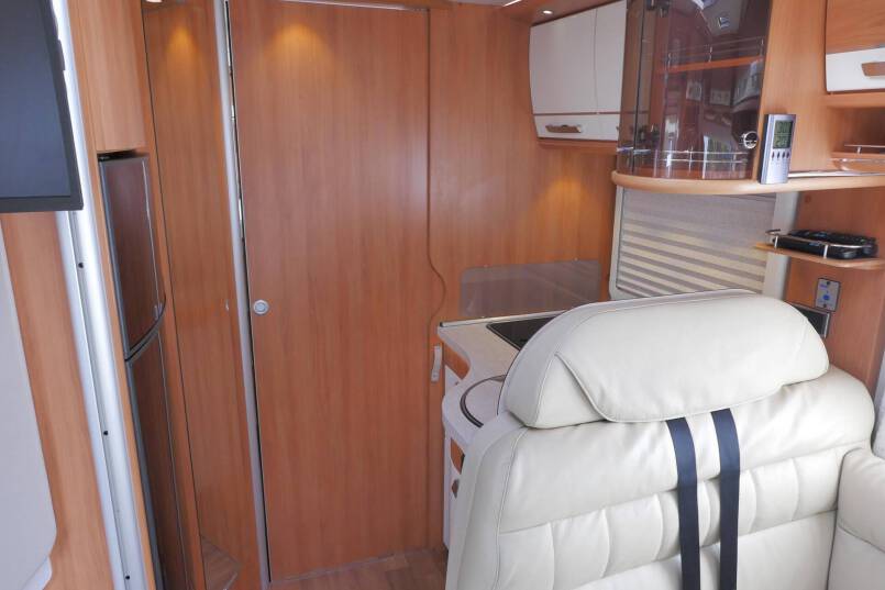 Hymer B 678 bovenkastjes Hymer  B 678 bovenkastjes 3.0 AUTOMAAT, Serra Grijs 34
