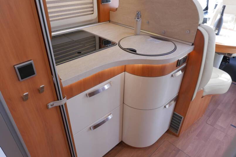 Hymer B 678 bovenkastjes Hymer  B 678 bovenkastjes 3.0 AUTOMAAT, Serra Grijs 35
