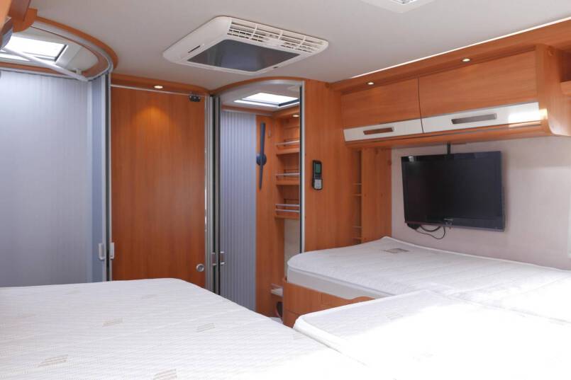 Hymer B 678 bovenkastjes Hymer  B 678 bovenkastjes 3.0 AUTOMAAT, Serra Grijs 40