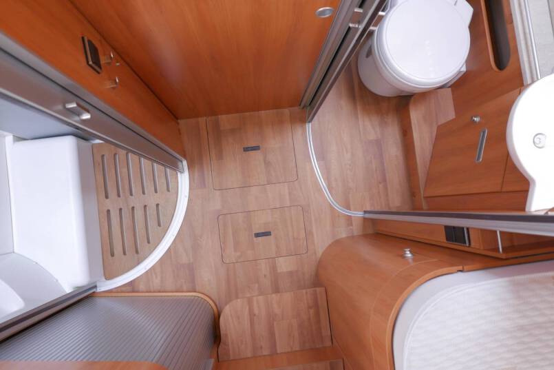 Hymer B 678 bovenkastjes Hymer  B 678 bovenkastjes 3.0 AUTOMAAT, Serra Grijs 42